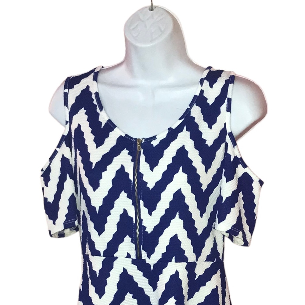 Espresso Cold Shoulder Blue White Chevron Print Short Dress - Medium - Picture 7 of 12